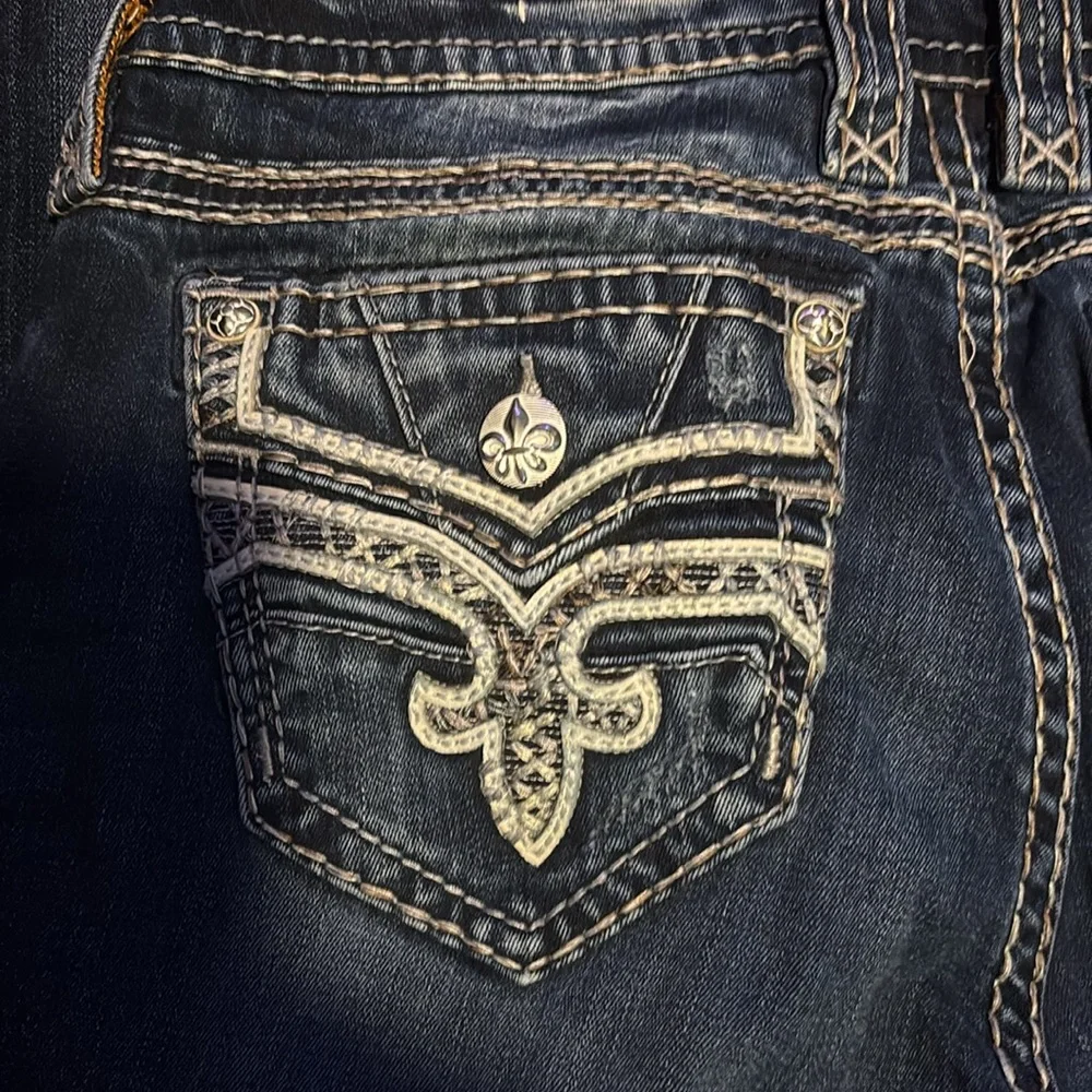 Rock Revival Women’s Dark Indigo Skinny Jeans with Embroidered Back Pockets - Picture 3 of 4